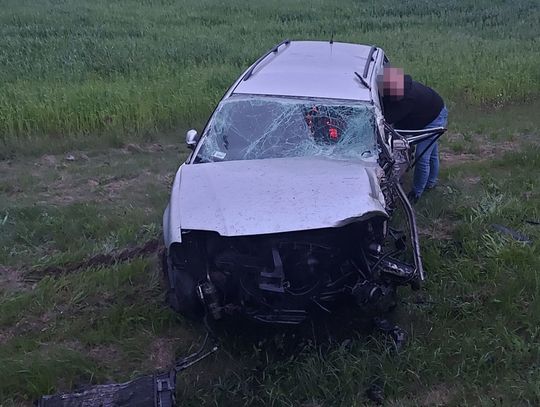 Bielańscy policjanci uratowali rannego kierowcę z rozbitego auta