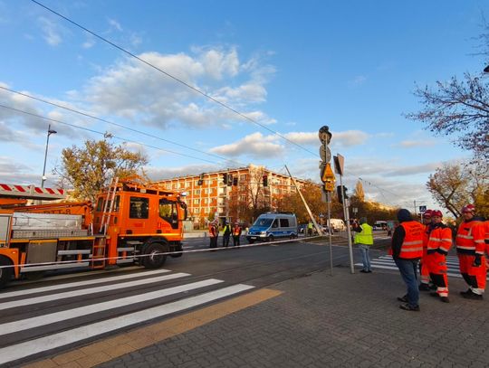 Ciężarówka zerwała sieć trakcyjną na Broniewskiego. Duże utrudnienia w ruchu [galeria ze zdjęciami]