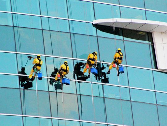 Co warto wiedzieć o myciu okien na wysokości?