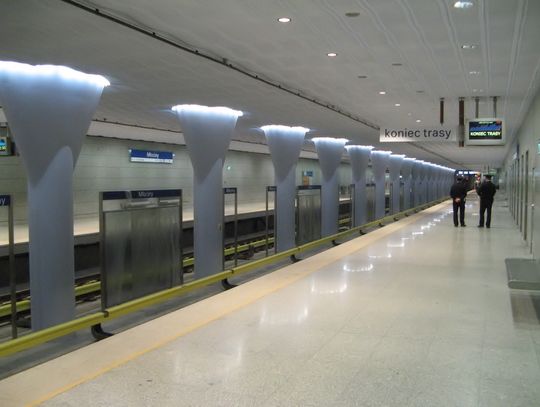 Dramatyczne zdarzenie na stacji Młociny – 42-latek próbował wepchnąć kobietę pod metro