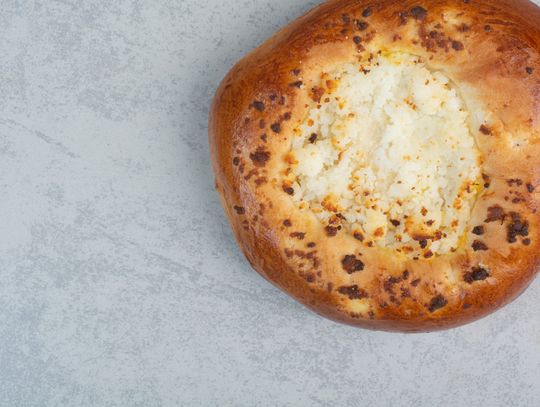 Drożdżówka z serem - kcal i skład. Ile kalorii ma popularny wypiek?