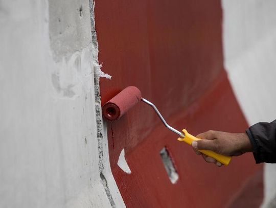 Farba do betonu na zewnątrz a estetyka ogrodu i podjazdu