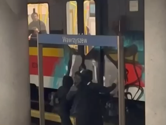 Hiszpanie zniszczyli wagony metra. Skakali po torach i malowali graffiti