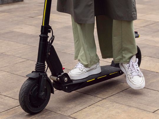 Hulajnoga to nie pieszy – nie wjeżdżaj na przejście dla pieszych!