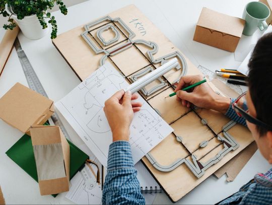 Jak poprawnie wykorzystać wykrojnik w codziennej pracy?