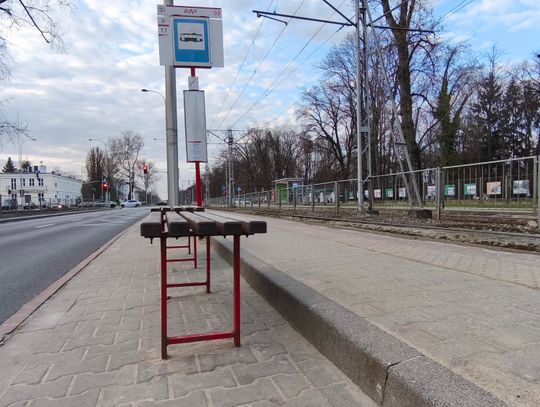 Jeden z najgorzej zaprojektowanych przystanków na Bielanach. Pasażerowie od lat czekają na zmiany