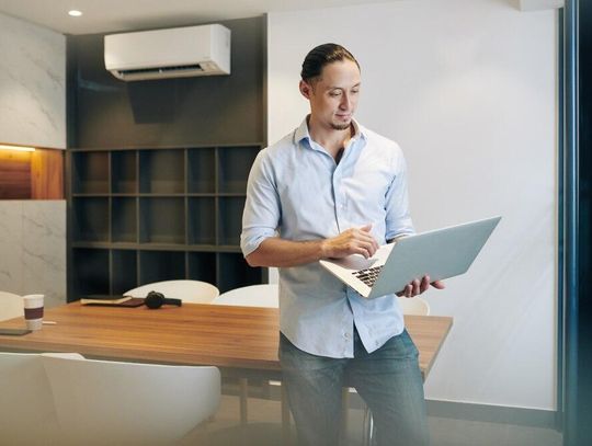 Klimatyzacja w biurze – konieczność czy dodatek?