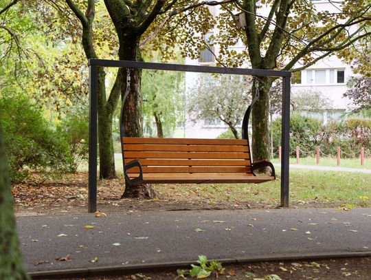 Nowe bujane i klasyczne ławki – więcej miejsc do odpoczynku dzięki Budżetowi Obywatelskiemu