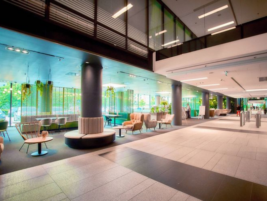 Nowoczesność kontra tradycja: porównanie kluczowych lokalizacji biurowych w Warszawie