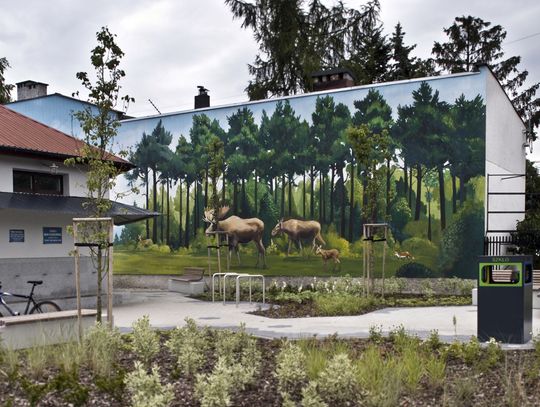 Nowy mural opowiada historię korytarza ekologicznego między Puszczą Kampinoską a Bielanami