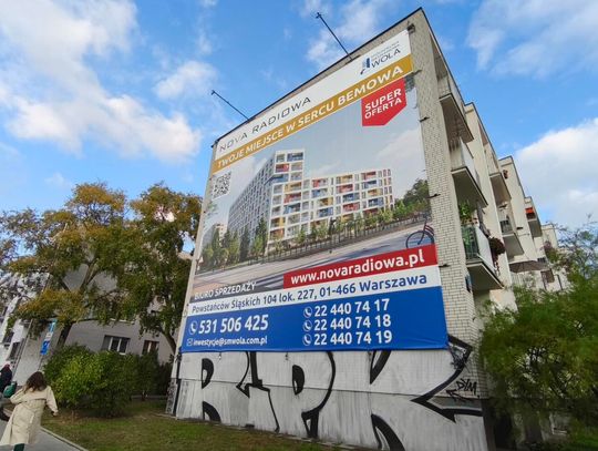 Odnowili elewację, żeby zaraz ją zasłonić. Reklamoza coraz większą zmorą Bielan