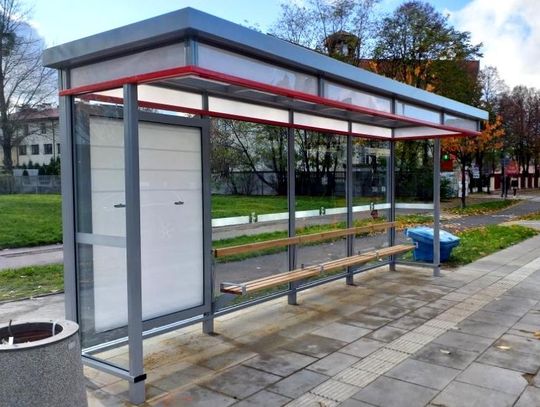 Pasażerowie czekają na wiatę na przystanku Energetyczna 02