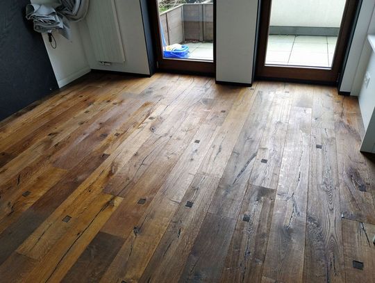 Podłogi drewniane z montażem – kompleksowa usługa parkieciarska