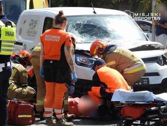 Poważny wypadek. Kierowca wjechał na czerwonym świetle w grupę pieszych