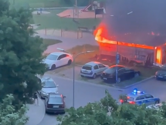 Pożar altany śmietnikowej. W środku zwęglone zwłoki!