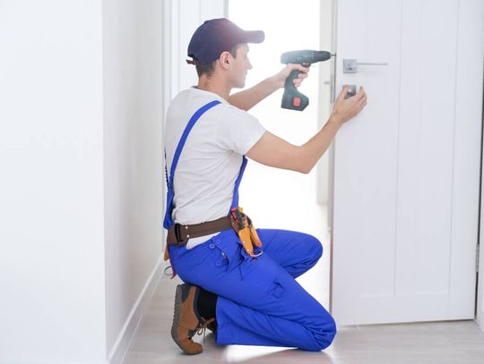 Włamanie lub próba włamania do mieszkania – jak szybko zabezpieczyć drzwi?