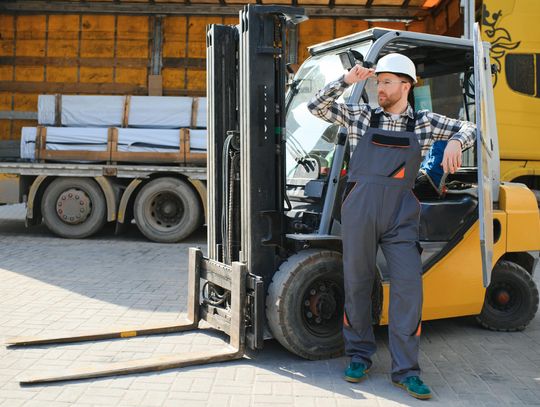 Wynajem wózka widłowego na tydzień wraz z operatorem – czy to się opłaca?