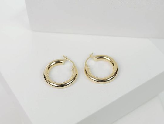 Złote kolczyki koła - symbol siły, elegancji i kobiecości