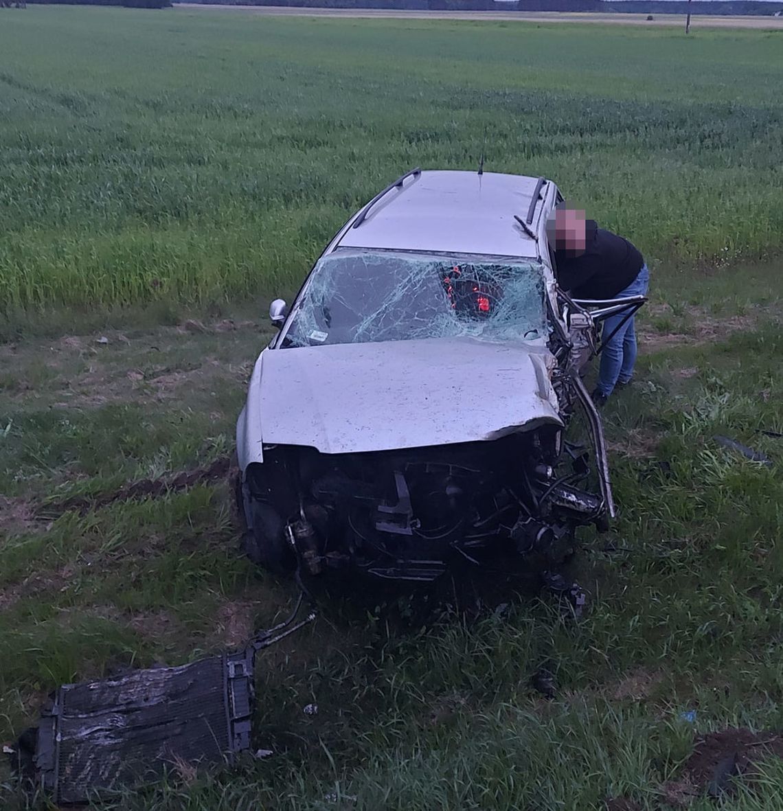 Bielańscy policjanci uratowali rannego kierowcę z rozbitego auta