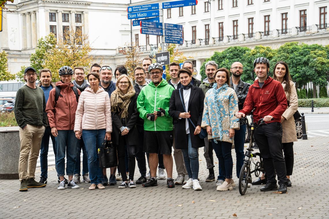 Czym najlepiej poruszać się po mieście? Rower z najwyższą punktacją, a samochód elektryczny najszybszy w warszawskiej edycji Wielkiego Testu Mobilności Miejskiej 2023