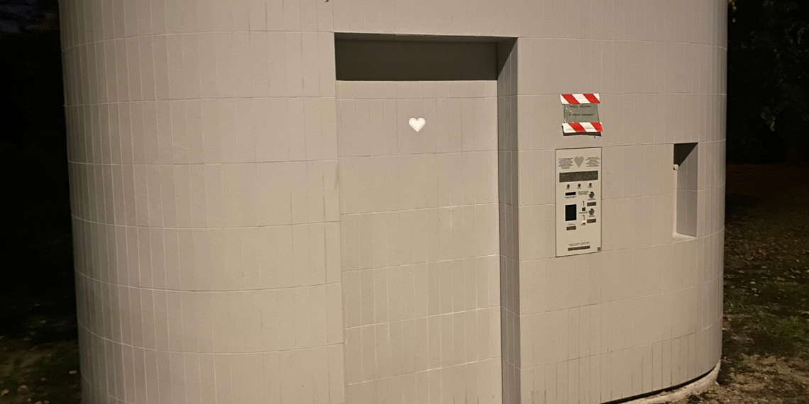 Dlaczego toaleta w Parku Olszyna jest od roku zamknięta?