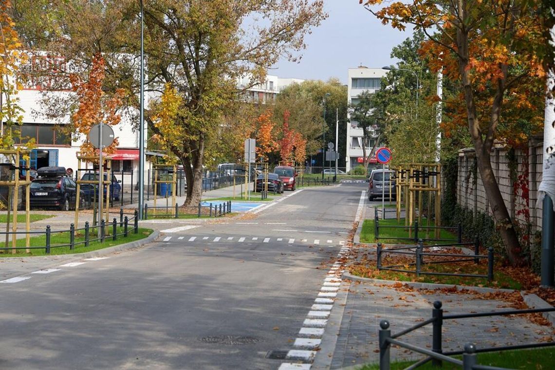 Gotycka po przebudowie. Nowa droga, chodniki i zieleń Gotycka po przebudowie. Nowa droga, chodniki i zieleń