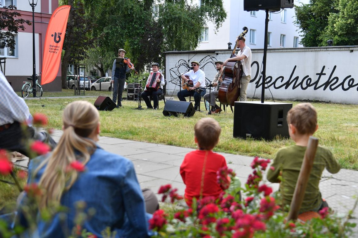 Grające Podwórka znów zagrały! Muzyka wraca pod okna mieszkańców Grające Podwórka znów zagrały! Muzyka wraca pod okna mieszkańców