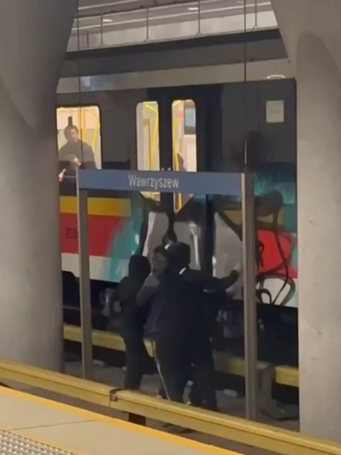 Hiszpanie zniszczyli wagony metra. Skakali po torach i malowali graffiti