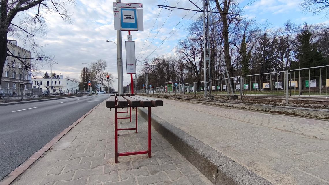 Jeden z najgorzej zaprojektowanych przystanków na Bielanach. Pasażerowie od lat czekają na zmiany