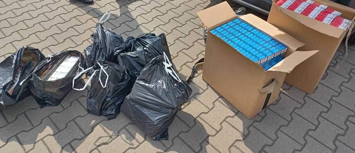 Kontrabanda na bazarze. Dwaj obywatele Armenii zatrzymani z 2000 paczek nielegalnych papierosów Kontrabanda na bazarze. Dwaj obywatele Armenii zatrzymani z 2000 paczek nielegalnych papierosów