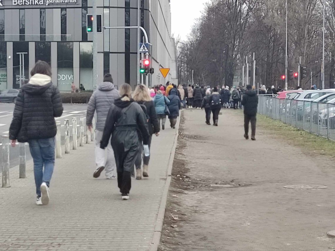 Młociny: pasażerowie zmuszeni do chodzenia po błocie