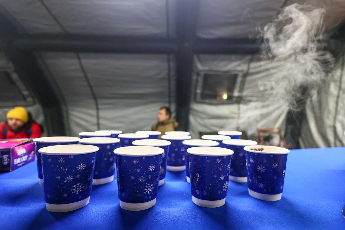 Mróz nie odpuszcza. Ogrzewane namioty i nocne autobusy – Warszawa uruchamia pomoc dla mieszkańców