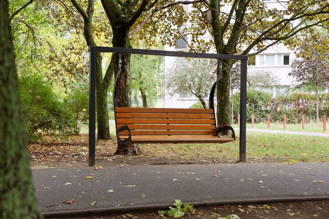 Nowe bujane i klasyczne ławki – więcej miejsc do odpoczynku dzięki Budżetowi Obywatelskiemu