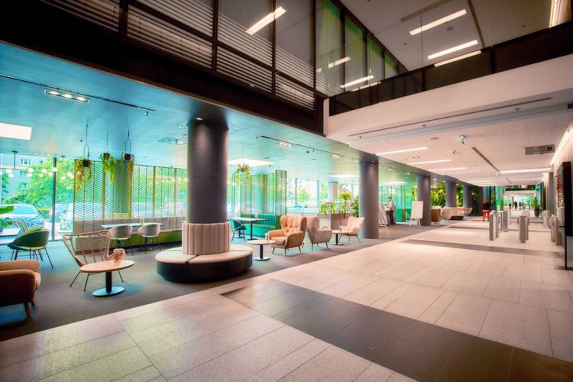 Nowoczesność kontra tradycja: porównanie kluczowych lokalizacji biurowych w Warszawie