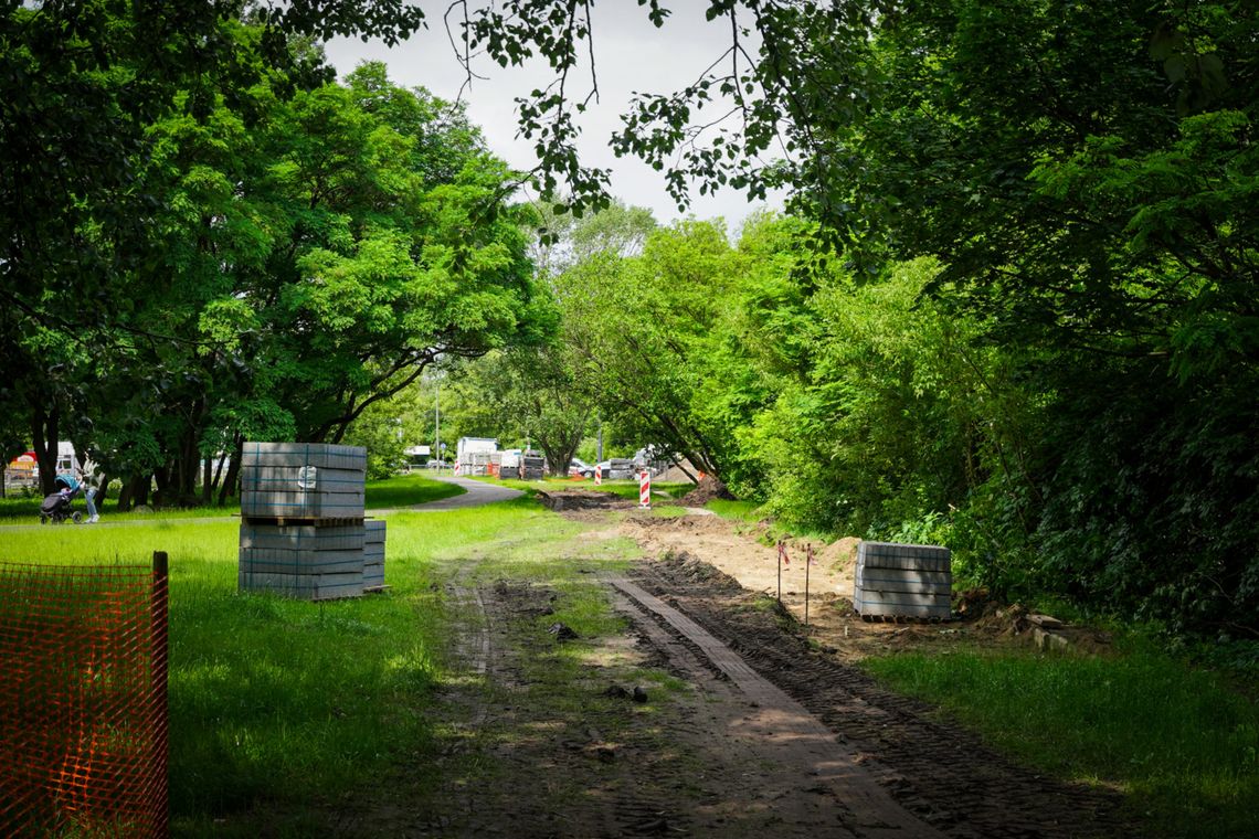 Nowy chodnik i sygnalizacja na Wólczyńskiej