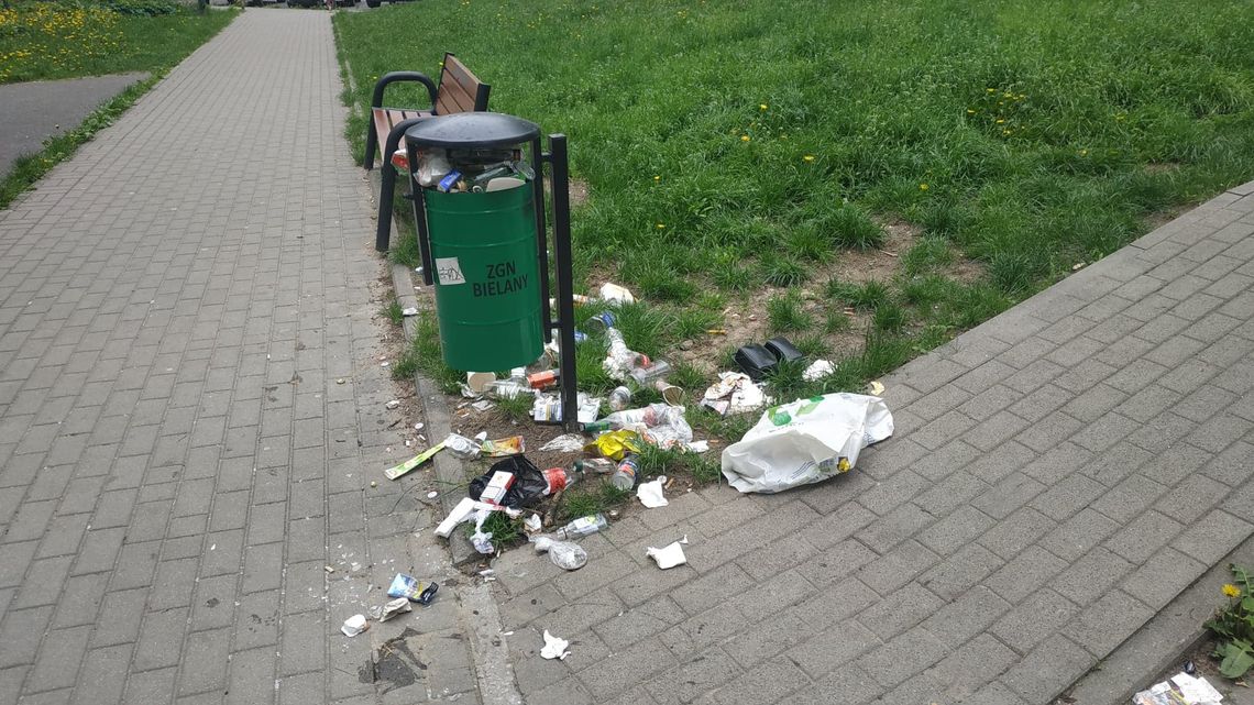 Od miesiąca Wrzeciono zalewają śmieci. Wszystkiemu winne procedury?