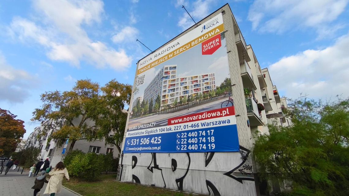 Odnowili elewację, żeby zaraz ją zasłonić. Reklamoza coraz większą zmorą Bielan Odnowili elewację, żeby zaraz ją zasłonić. Reklamoza coraz większą zmorą Bielan