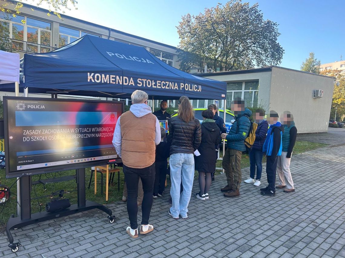 Policjanci uczyli, jak reagować w sytuacji zagrożenia. Akcja w szkołach na Bielanach i Żoliborzu