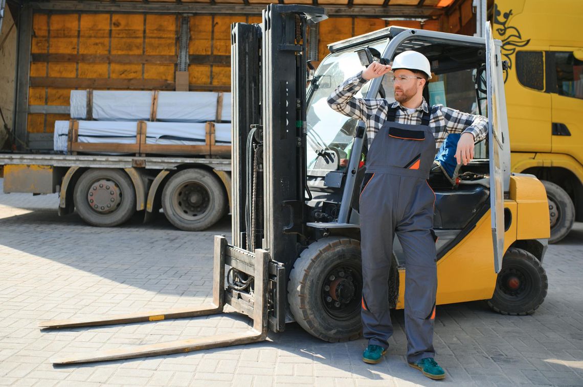 Wynajem wózka widłowego na tydzień wraz z operatorem – czy to się opłaca?