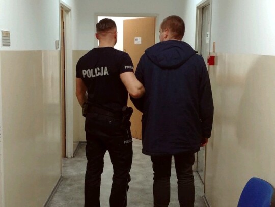 policjant-z-zatrzymanym-waha