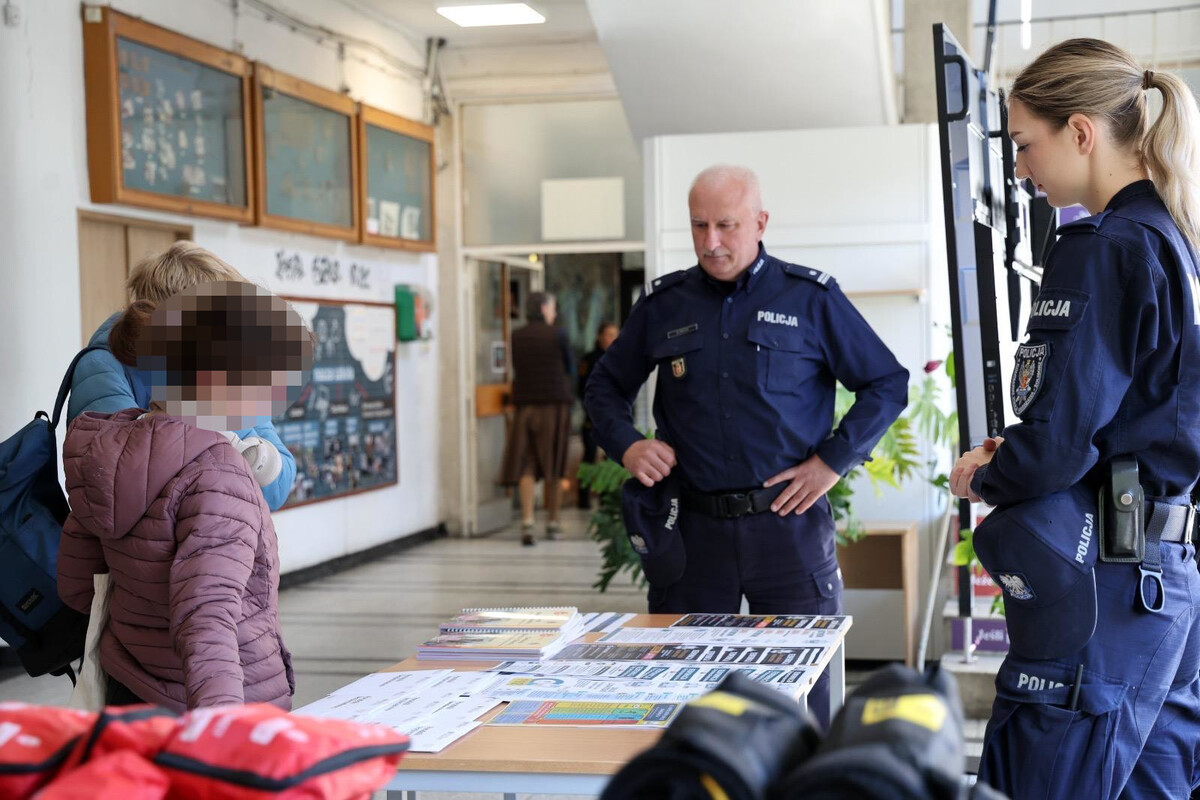 Jak rozpoznać niebezpieczeństwo, kiedy wezwać pomoc i co zrobić, gdy na terenie szkoły pojawi się niebezpieczna osoba? W ramach Krajowego Treningu Rodzinnego policjanci przygotowali stoiska profilaktyczno-edukacyjne w dwóch warszawskich placówkach oświatowych – na Bielanach i Żoliborzu.