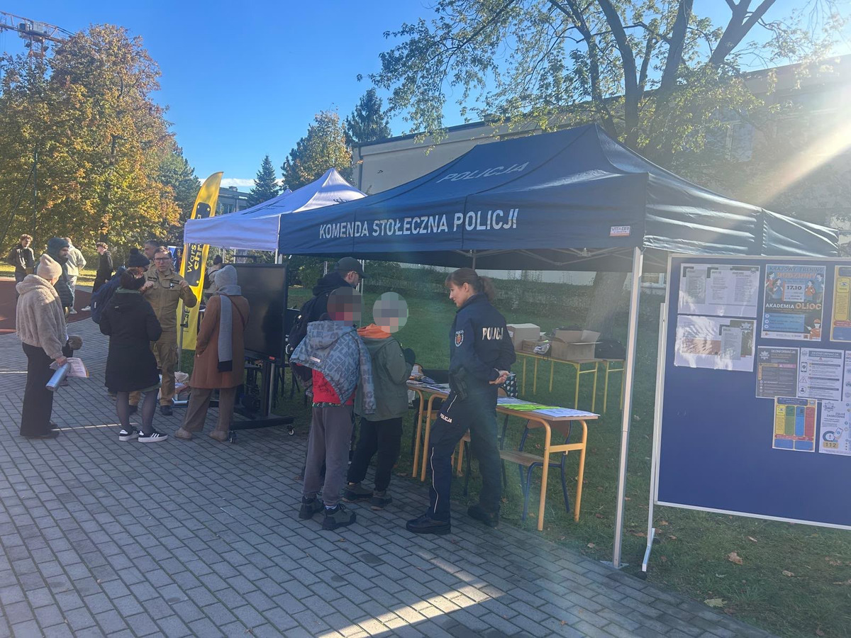 Jak rozpoznać niebezpieczeństwo, kiedy wezwać pomoc i co zrobić, gdy na terenie szkoły pojawi się niebezpieczna osoba? W ramach Krajowego Treningu Rodzinnego policjanci przygotowali stoiska profilaktyczno-edukacyjne w dwóch warszawskich placówkach oświatowych – na Bielanach i Żoliborzu.