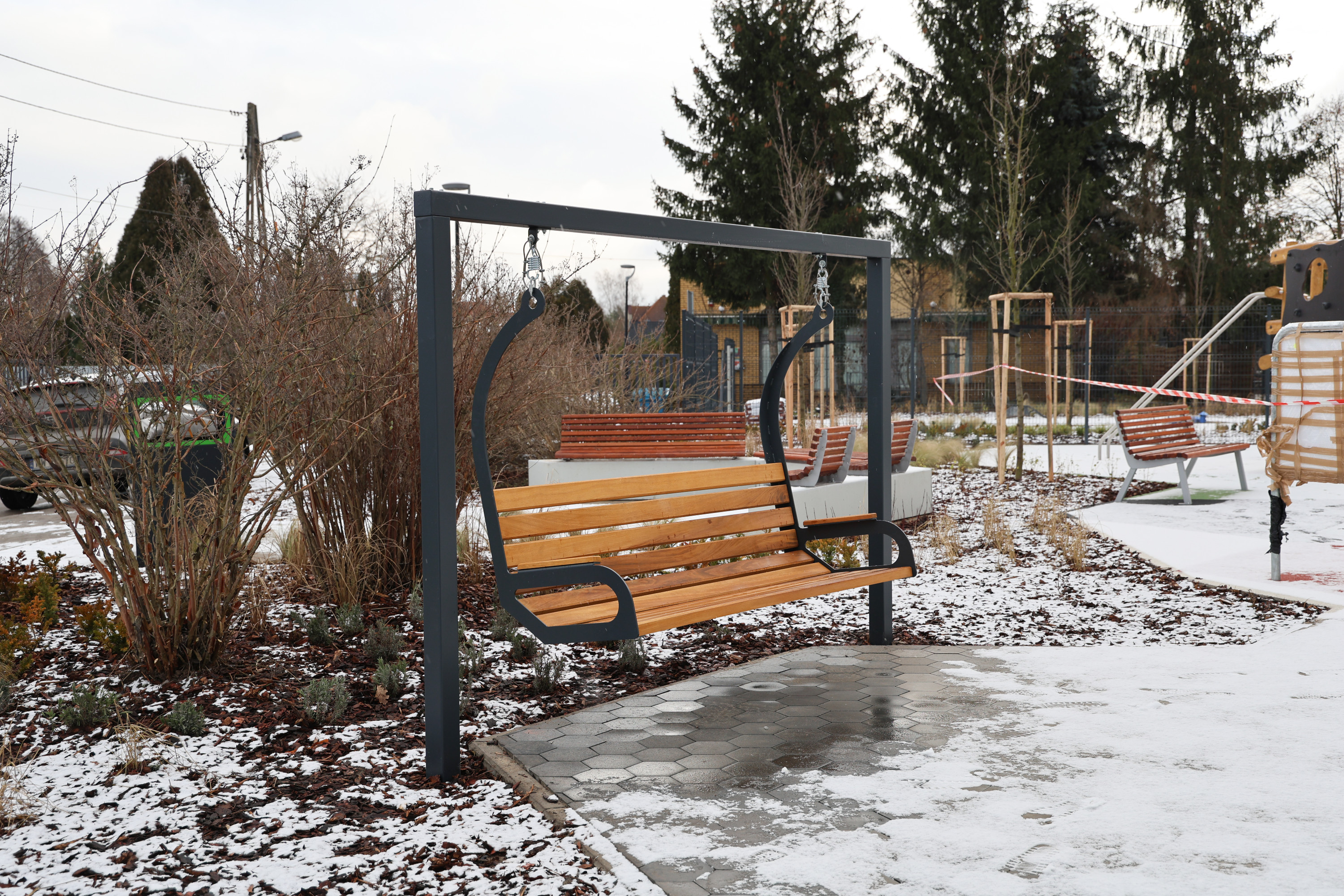 Skwer przy Fili Bielańskiego Ośrodka Kultury Estrady 112 już po modernizacji.