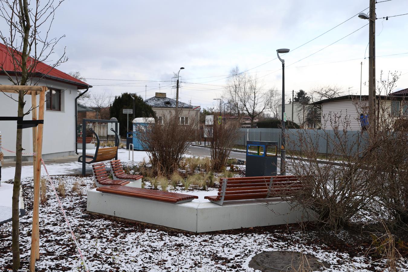 Skwer przy Fili Bielańskiego Ośrodka Kultury Estrady 112 już po modernizacji. 