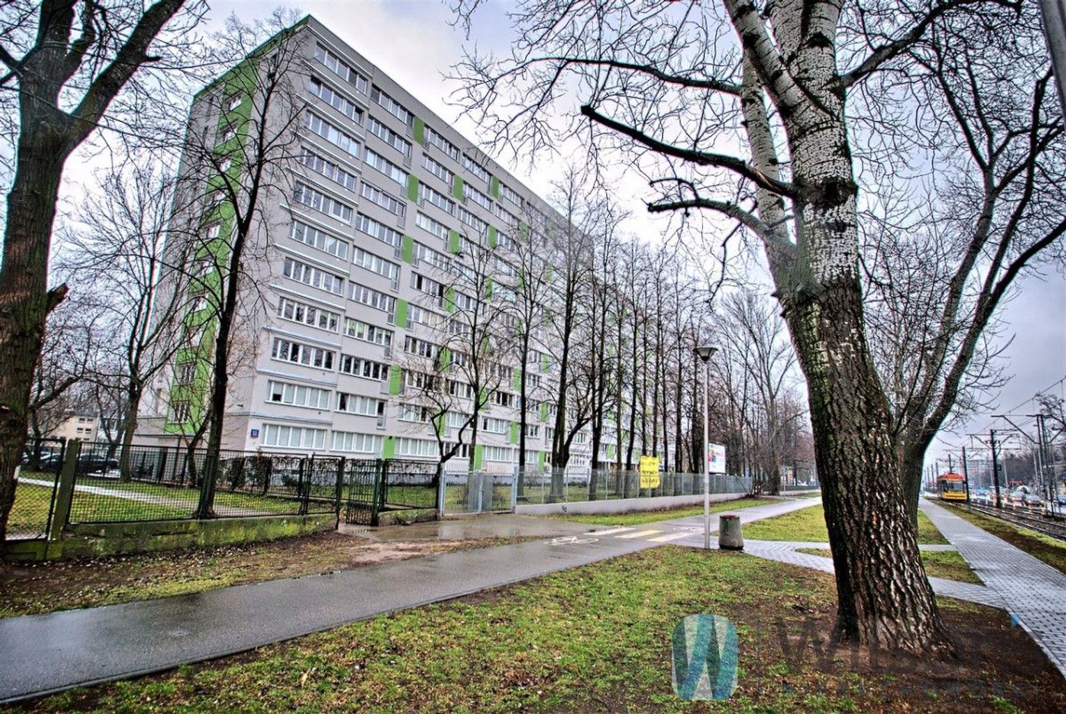 ,,Cały czas tłukło”. Bielański blok hitem sieci